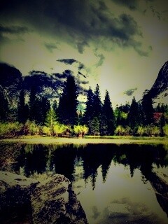 Красивый вид на маленькое горное озеро обои