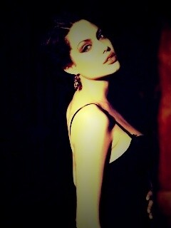 Анджелина Джоли в черном платье обои