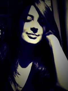 Девушка с закрытыми глазами в электричке обои