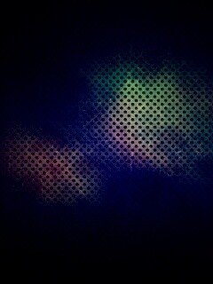 Свет на перфорированной стене обои