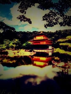 Японский домик на берегу озера обои