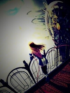 Девушка в городе над облаками обои