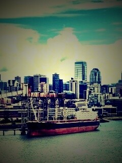 Баржа в ожидании отплытия обои