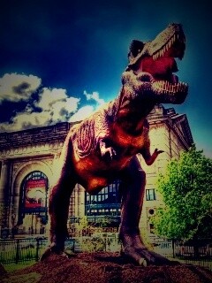 Скульптура динозавра рядом с музеем рептилий обои