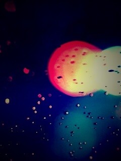 Огни, стекло и капли обои