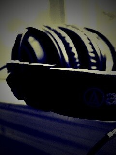 Наушники на подоконнике обои