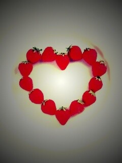 Тарелка с сердечком из клубники обои