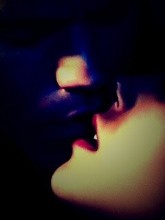 Поцелуй из Дневников Вампира обои