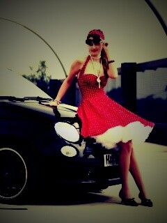 Черный фиат и девушка обои