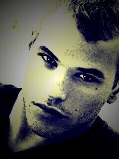 Келлан Латс обои