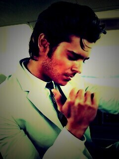 Мужчина прикуривает в машине обои