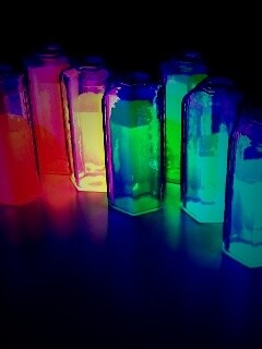 Баночки с цветными жидкостями обои