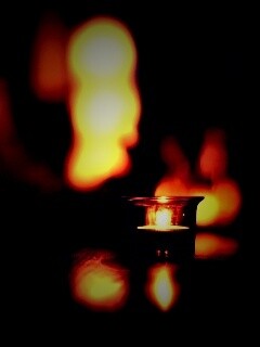 Свеча во тьме обои