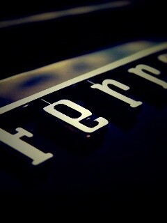 Хромированный логотип Ferrari обои