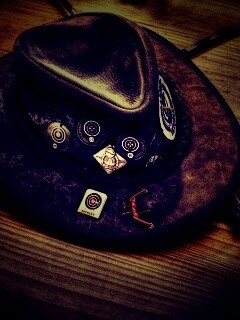 Шляпа и стрелы обои