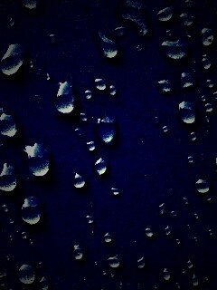 Капли воды на темной поверхности обои