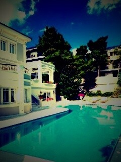 Особняк с бассейном обои