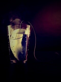 Дымящаяся мышка в стакане воды обои