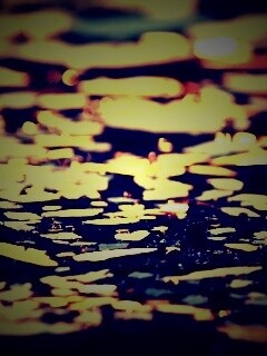 Битое стекло в лучах солнца обои