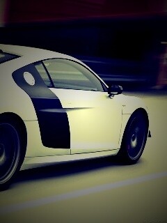 Audi R8 на скоростной трассе обои