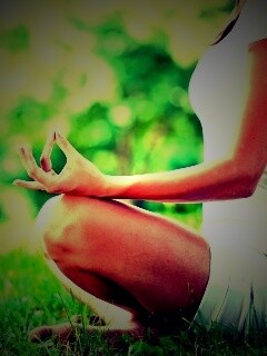 Девушка медитирует в позе лотоса на траве обои