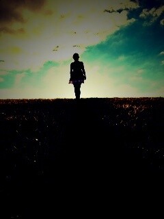 Силуэт девочки на поле обои