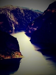 Лодка на реке среди высоких гор обои