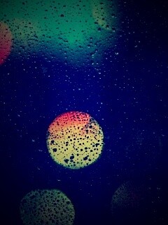 Блики за мокрым стеклом обои