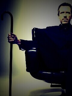 Хью Лори в кресле обои