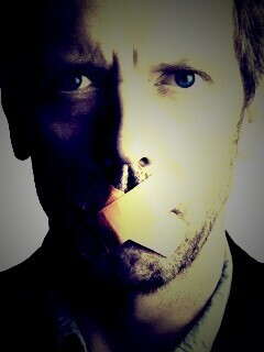 Хаус с пластырем на рту обои