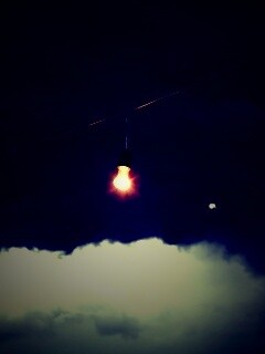 Лампочка на фоне туч обои