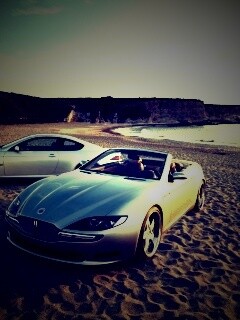 Два спорткара на берегу моря обои