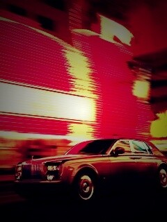 Rolls-Royce Phantom едет через город обои
