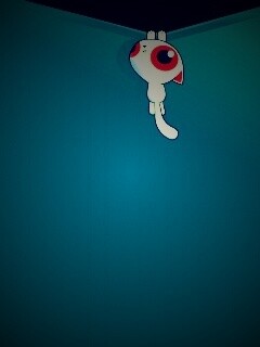 Кот, зацепившийся за край обои