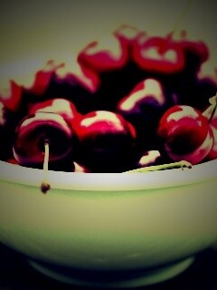 Миска спелой черешни обои