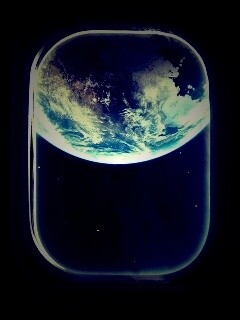 Вид на Землю из иллюминатора космической станции обои