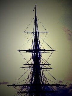 Мачта корабля на фоне неба обои