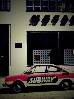 Реклама Subway на машине в Праге обои