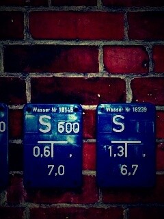 Стена с обозначениями обои