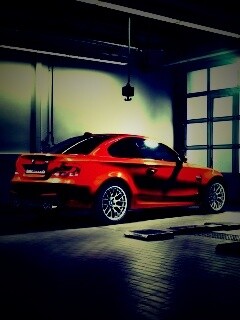 Гонщик и BMW M1 в гараже обои