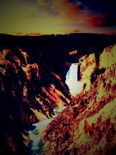 Водопад в скалистой местности обои