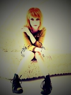 Рыжая в комнате обои