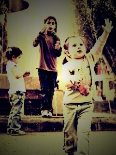 Дети у фонтана обои