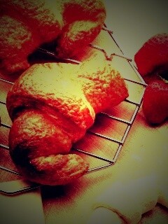 Круассаны с клубникой обои