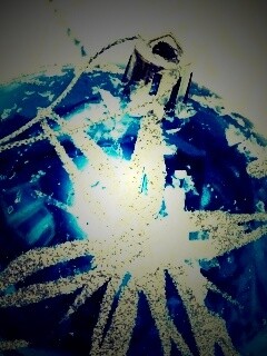 Синий елочный шар обои