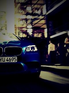 BMW покоряет городскую улицу обои