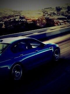 BMW F10 M5 на скоростной автостраде обои