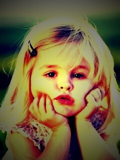 Малышка грустит обои