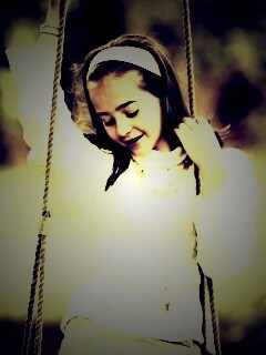 Девочка на качелях обои