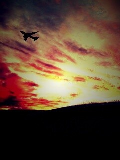 Самолет в закатном небе обои